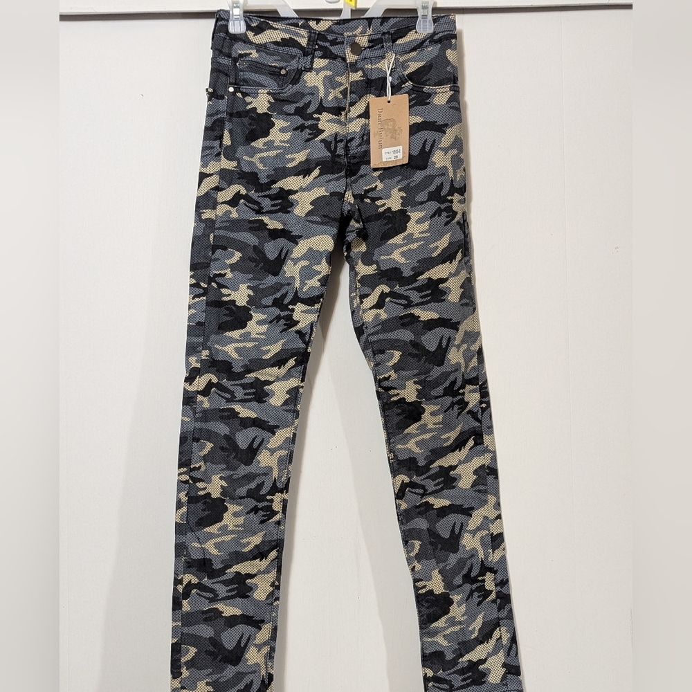 NWT Women's Skinny Camouflage Pants Size 28